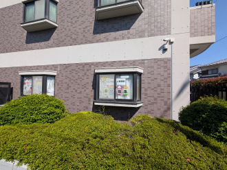 窓が見える保育園の外観