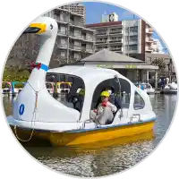 公園のボートに乗る子どもたち