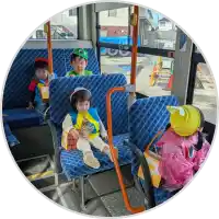 公共のバスに乗る子どもたち