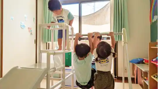 保育室で自由遊びを楽しむ子どもたち