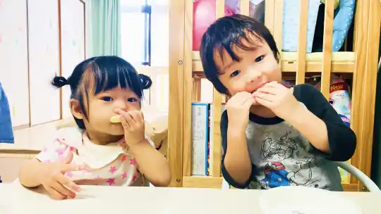 おやつを食べる子どもたち